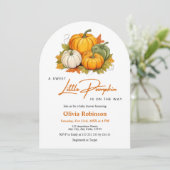 Invitation Arch Fall Autumn A Little Pumpkin Baby Shower (Debout devant)