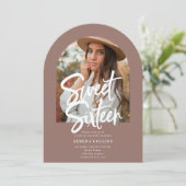 Invitation Arch Photo Brush Calligraphy Sweet 16 (Debout devant)
