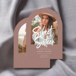 Invitation Arch Photo Brush Calligraphy Sweet 16<br><div class="desc">Célébrez votre jalon dans le style avec cette élégante invitation Sweet 16! L'avant présente votre photo dans une magnifique forme d'arc, créant une touche intemporelle et personnelle. Le titre Sweet sixteen est écrit dans la calligraphie de brosse moderne, ajoutant une ambiance chic et ludique. Ci-dessous, tous les détails de votre...</div>