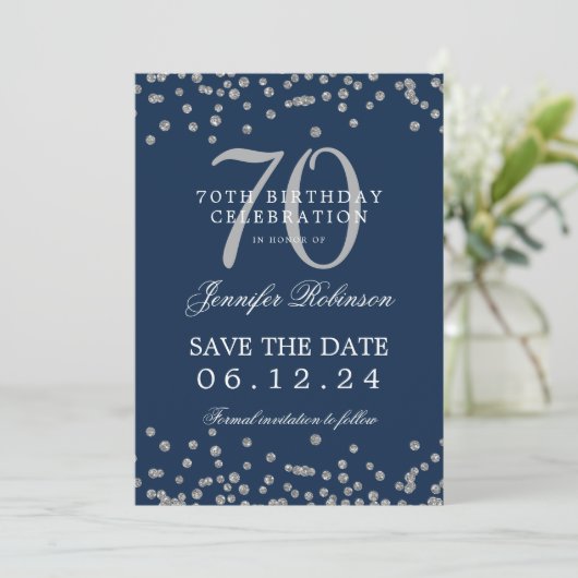 Invitation Argent 70e anniversaire Save Date Confetti Navy (Debout devant)