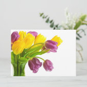 Invitation Arrière - plan des tulipes jaunes et violettes Cus (Debout devant)