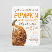 Invitation Artsy Citrouille Carving fête d'automne (Debout devant)