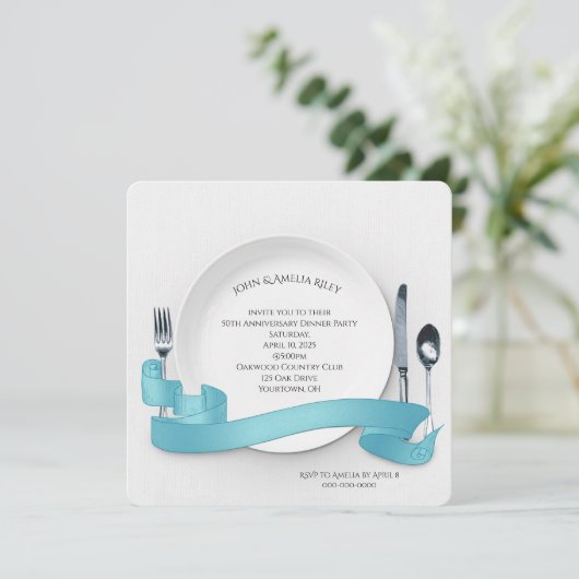 Invitation Assiette blanche avec couverts et bannière (Debout devant)