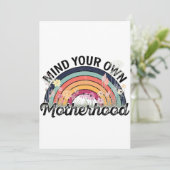 Invitation Attention à votre propre maternité, cadeaux de la (Debout devant)