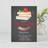 Invitation au baby shower du ver de livre (Debout devant)