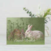 Invitation au brunch de trois lapins de Pâques (Debout devant)