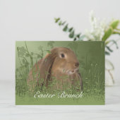 Invitation au brunch sur le lapin Brown de Pâques (Debout devant)