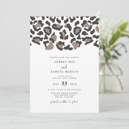 Invitation AUBREE Empreinte de léopard moderne Safari Mariage (Debout devant)