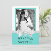 Invitation Audrey Turquoise Blanc Bow Moderne Sweet 16 Photo (Debout devant)
