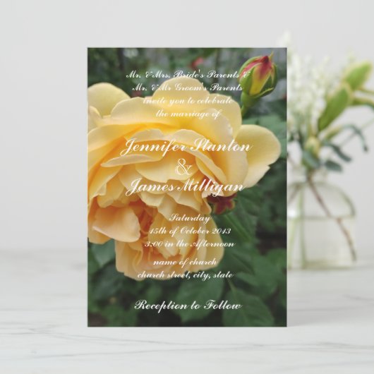 Invitation aux fleurs de rose jaune (Debout devant)