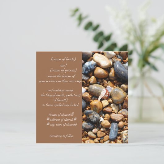 invitation aux galets de plage (Debout devant)