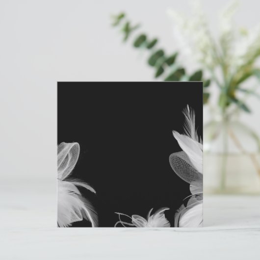 Invitation aux plumes blanches (Debout devant)