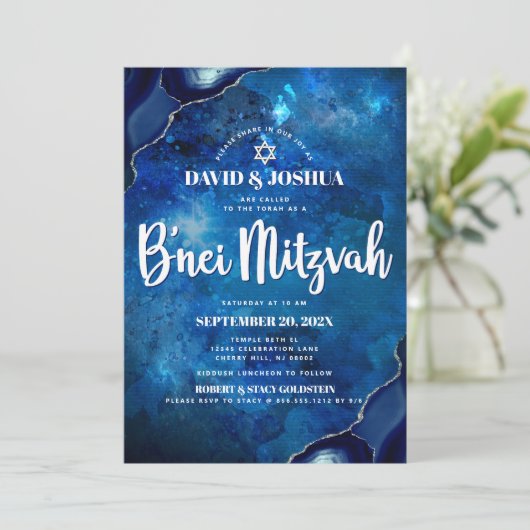Invitation B’nei Mitzvah Moderne Agate bleu Aquarelle Script (Debout devant)
