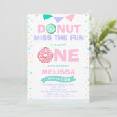 Invitation Baby Girl Sprinkings Anniversaire Donut Miss The F (Debout devant)