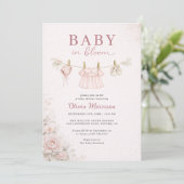 Invitation Baby in Bloom Clothesline Pink Bow Baby Shower (Debout devant)
