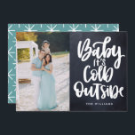 Invitation Baby It's Cold Outside Chalkboard Fêtes photo<br><div class="desc">Envoyez les salutations de cette année avec style. Votre photo spéciale vous fera découvrir des cartes photos de vacances uniques et modernes avec une couverture blanche "Baby It's Cold Outside" brossée à la main sur un arrière - plan de tableau noir. La carte inverse est entièrement modifiable pour s'adapter à...</div>