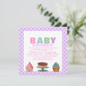 Invitation Baby shower à points de polka violet doux (Debout devant)