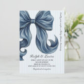Invitation Baby Shower au noeud papillon en jeans bleus moder (Debout devant)