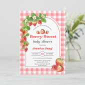 Invitation Baby shower aux fraises roses En vichy (Debout devant)