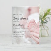 Invitation Baby shower bébé gris et noir jouant (Debout devant)