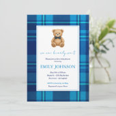 Invitation Baby shower classique Preppy Blue Plaid Teddy Bear (Debout devant)