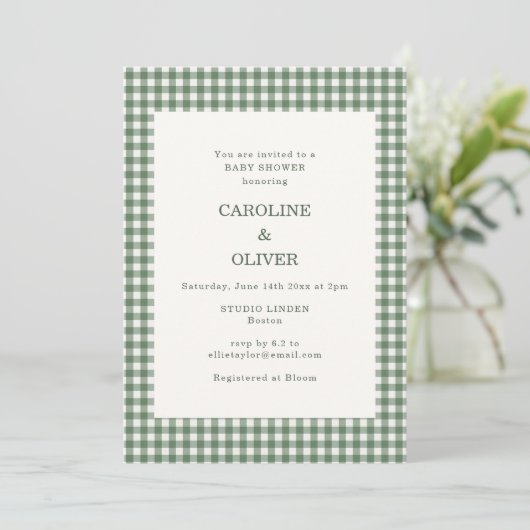 Invitation Baby-Shower Couple Gingham Vert Sage à (Debout devant)