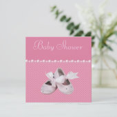 Invitation Baby shower de chaussures roses, vêtements et paci (Debout devant)