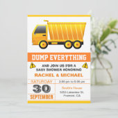 Invitation Baby shower de construction de camions de pompage (Debout devant)