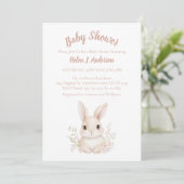 Invitation Baby shower de fleurs roses de lapin doux (Debout devant)