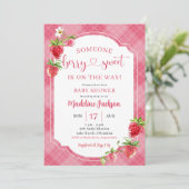 Invitation Baby shower de fraise rose Fille douce Berry Plaid (Debout devant)