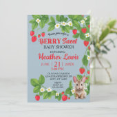Invitation Baby shower de lapin sucré aux fraises (rouge et b (Debout devant)