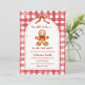 Invitation Baby Shower de Noël au pain d'épice à carreaux rou (Debout devant)