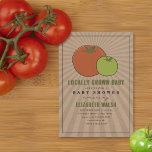 Invitation Baby shower de tomate rouge et vert cultivé locale<br><div class="desc">Le marché rustique des fermiers a inspiré le thème de baby shower neutre genre avec une tomate rouge et verte sur un arrière - plan inspiré de cartons avec du texte vert et noir.</div>