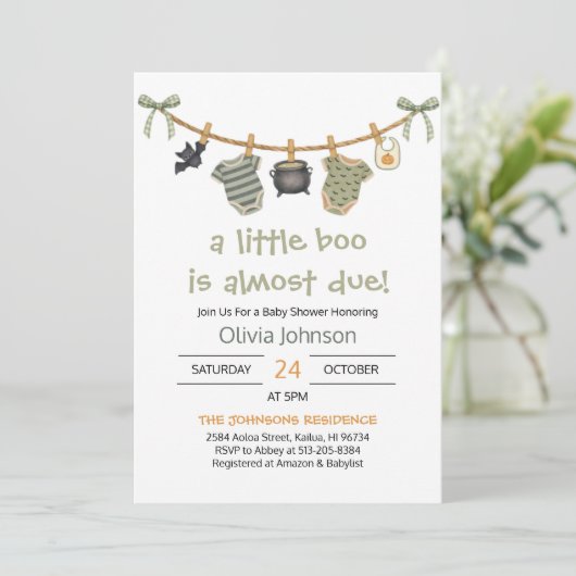 Invitation Baby shower de vêtements pour Halloween Little Boo (Debout devant)