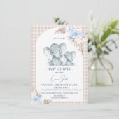 Invitation Baby shower d'éléphant à arc floral bleu (Debout devant)