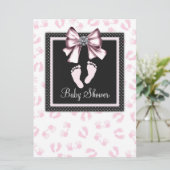 Invitation Baby shower d'empreintes rose noire (Debout devant)