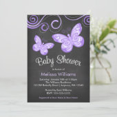 Invitation Baby shower des percées de papillon mauve en table (Debout devant)