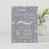 Invitation Baby shower d'hiver Flocon de neige violet blanc e (Debout devant)