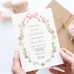 Invitation Baby shower fleur sauvage à cou rose<br><div class="desc">Baby shower invitation avec un cadre de fleurs sauvages aquarelle et un joli arc rose. Customisez avec vos informations pour que la mère soit. Cliquez sur "cliquer pour customiser plus loin" pour modifier le style,  la taille ou la couleur de la police.</div>