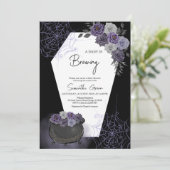 Invitation Baby shower gothique d'Halloween de fille violette (Debout devant)