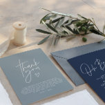 Invitation Baby shower merci poussiéreux bleu élégant moderne<br><div class="desc">Baby shower script moderne bleu poussiéreux élégant parti merci carte postale design. Conception idéale sans distinction de genre.</div>