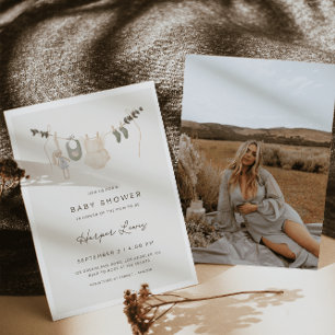 Invitation Baby shower photo de vêtements neutres pour les fe