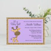 Invitation Baby shower pourpre mignon de fille de girafe (Debout devant)