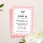 Invitation Baby shower rose En vichy plaid BQ<br><div class="desc">Célébrez la maman et le bébé à être avec cette invitation de barbecue de jardin bébé-q qui comprend une prise joyeuse sur une couverture de pique-nique rose et blanc en vichy plaid motif ainsi que le détail charmant des outils de grill avec un coeur. Customisez le texte pour qu'il convienne...</div>