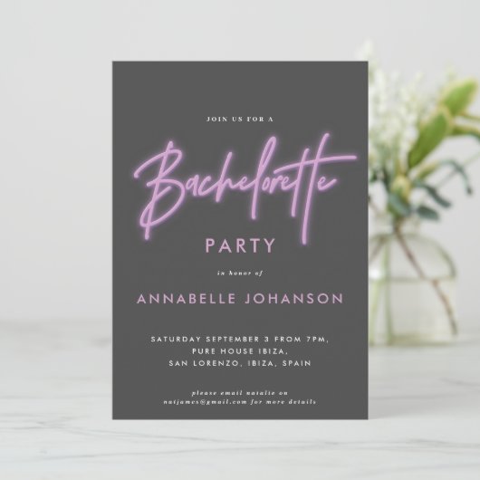 Invitation Bachelorette de néon violet clair moderne  (Debout devant)