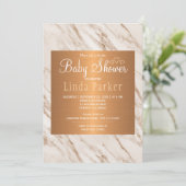 Invitation Bain de bébé à monogramme tendance chic en marbre (Debout devant)