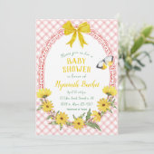 Invitation Bain de bébé Gingham à nœud papillon rouge jaune D (Debout devant)