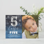 Invitation Ballons d'argent du cinquième anniversaire | Blue  (Debout devant)