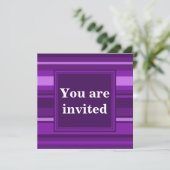 Invitation Bandes violettes monogrammes (Debout devant)