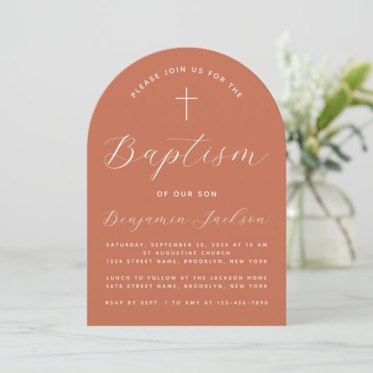 Invitation Baptême Arc De Terracotta Script Moderne Croix Sim (Debout devant)